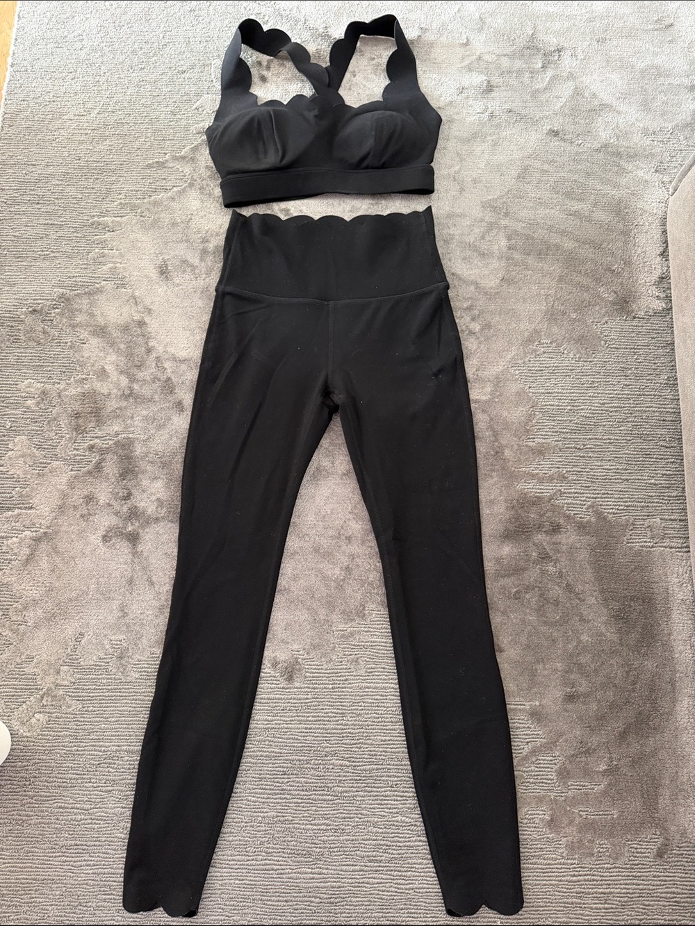 WISKII Active scalloped legging and sports bra size small